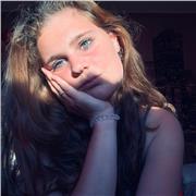 Sono pronta e felice di aiutarti con compiti ma anche solo per una chiacchierata in lingua.